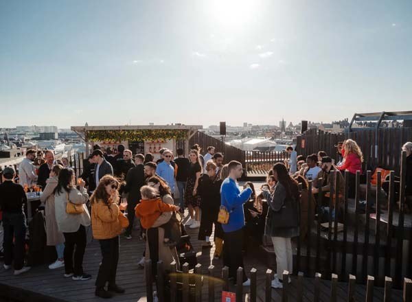 Afterwork på en takpark i Stockholm